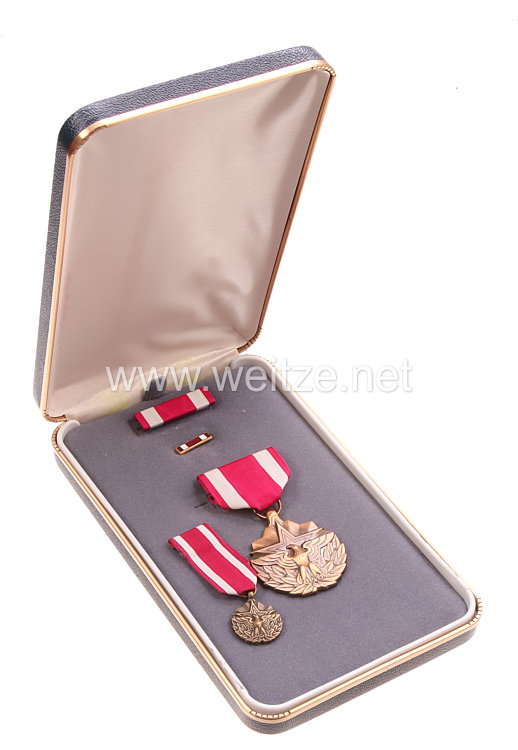 USA - Meritorious Service Medal in Case with Miniature, Lapel Pin and Ribbon Bar  Bild 2