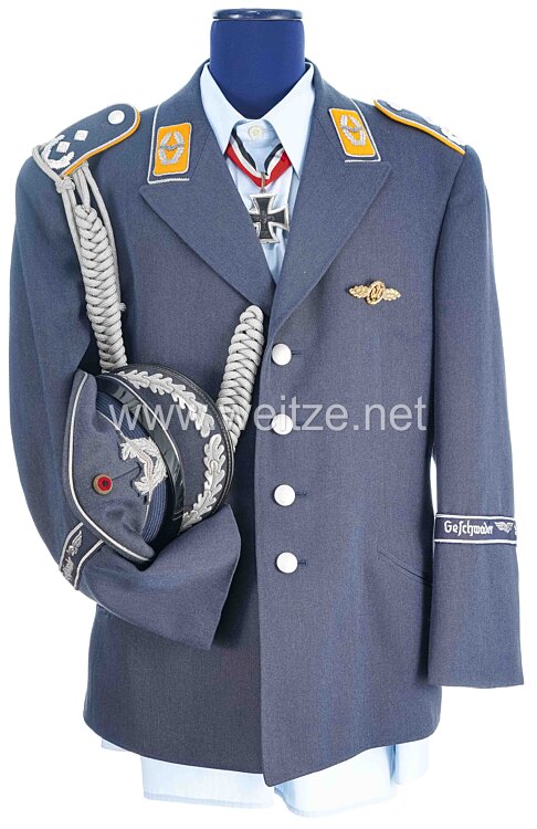 Bundesrepublik Deutschland ( BRD ) Bundeswehr ( BW ) Luftwaffe zwei Taschenrock, Schirmmütze und Ritterkreuz ( Ausf.1957 ) für einen Oberstleutnant der Flieger im Geschwader Mölders  Bild 2